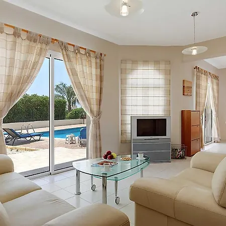 Dentro Villa *