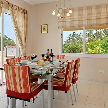 Dentro Villa